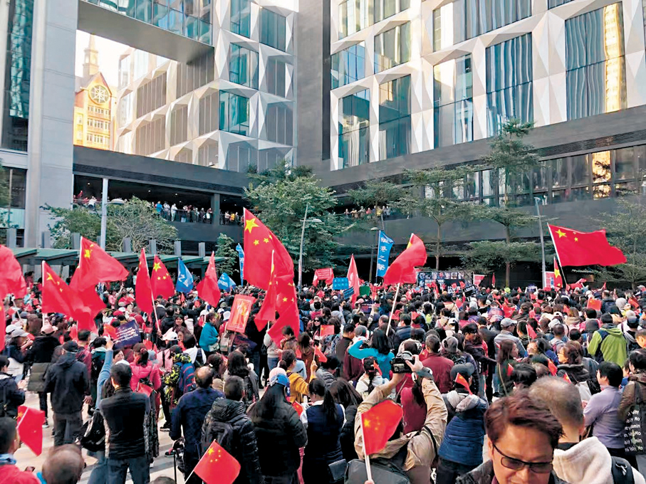 ●2019年黑暴期間，阿兵曾多次參加愛國集會。 受訪者供圖