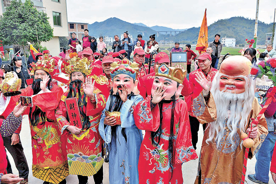 ●圖為「福祿壽喜財」向村民送新春祝福。 資料圖片