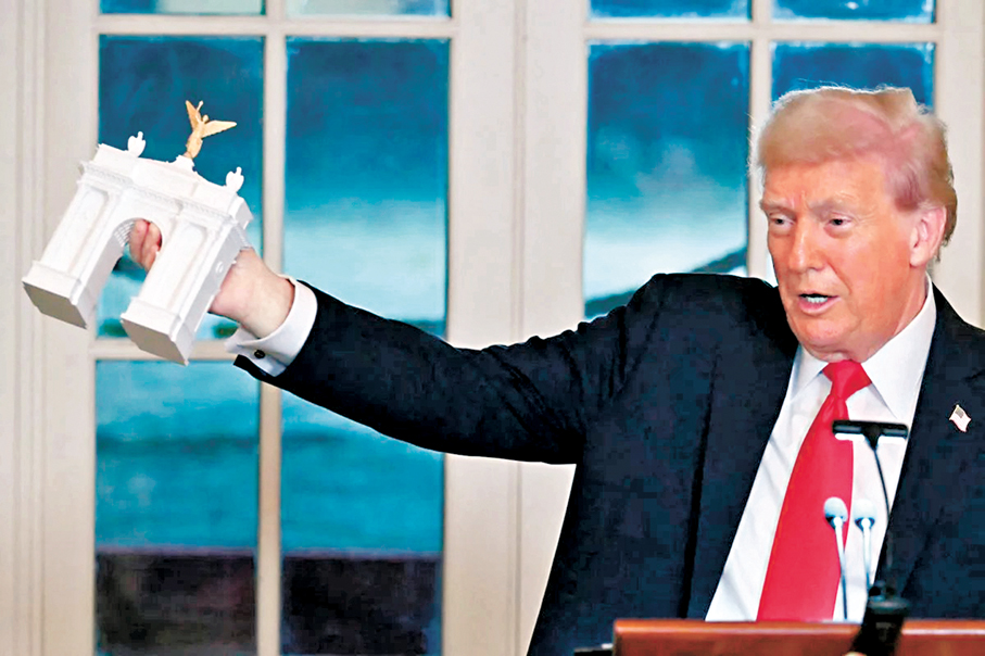 ●特朗普展示「美國凱旋門」模型。 資料圖片