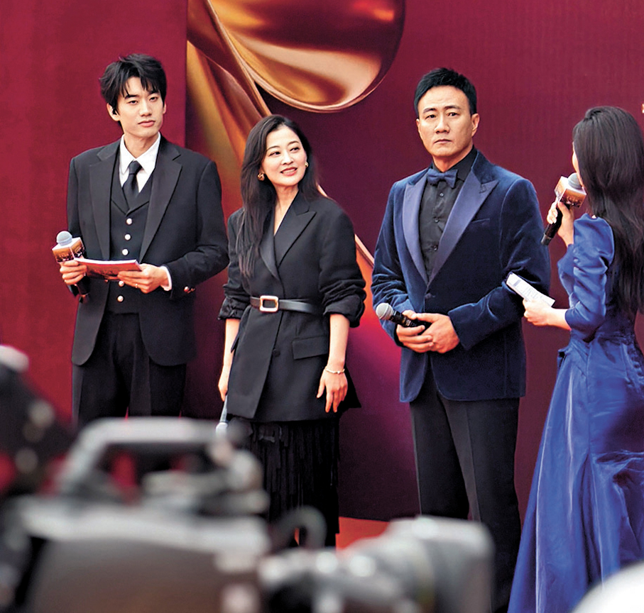 ●梅婷（左二）與胡兵從容大氣。 香港文匯報記者胡若璋  攝