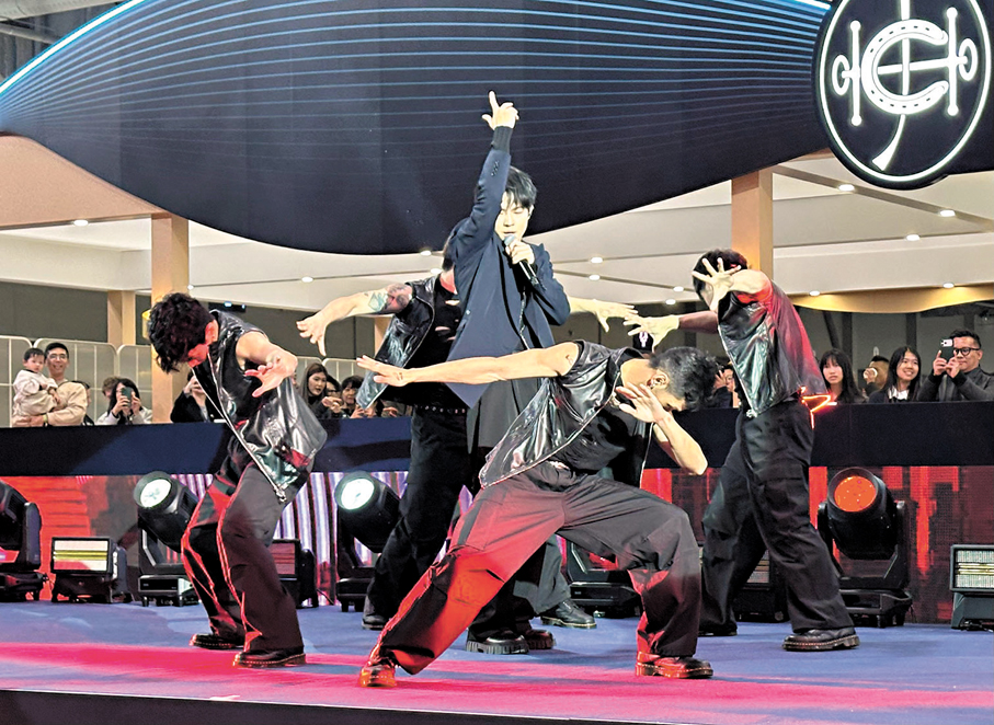 ●陳卓賢獻上勁歌熱舞。   香港文匯報記者子棠 攝