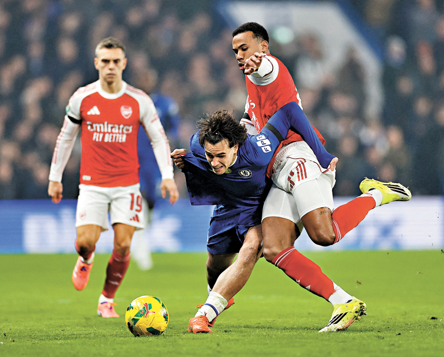 ●阿仙奴（紅衫）首回合作客仍能擊敗車路士。  資料圖片