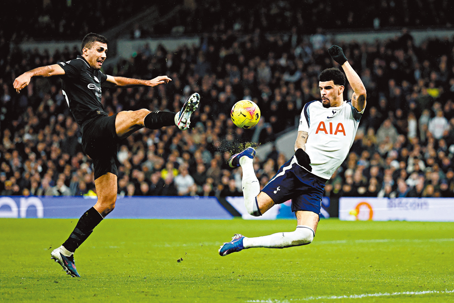 ●蘇蘭基（右）以後腳施展「蠍子擺尾」射門，助熱刺搶回一分。  路透社