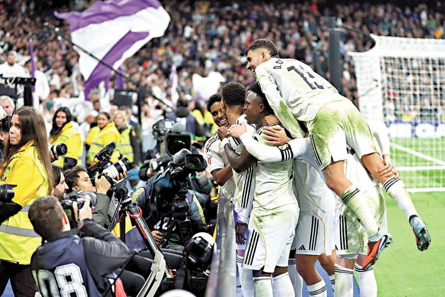 ●皇馬球員慶祝取得絕殺入球。  法新社