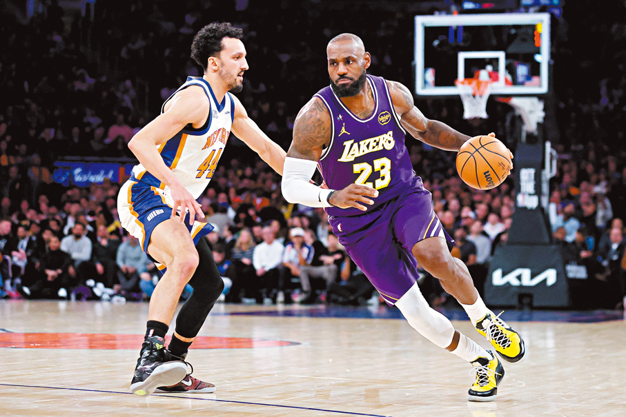 ●占士（右）在昨日常規賽中運球進攻。  路透社