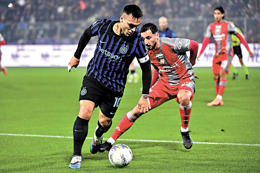 ●拿達路馬天尼斯（左）在比賽中。  法新社