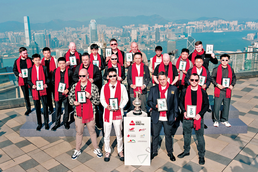 ●球手們在山頂極具標誌性的天際線前，與賽事冠軍獎盃合影留念。 公關圖片