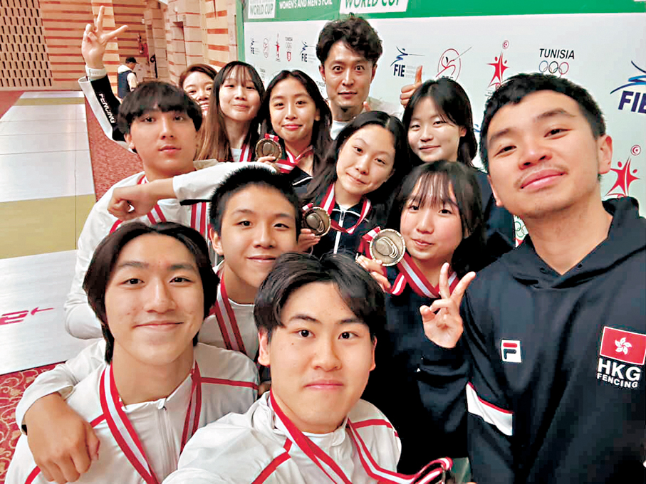 ●港青花劍男女子隊成員展示銅牌。   受訪者供圖