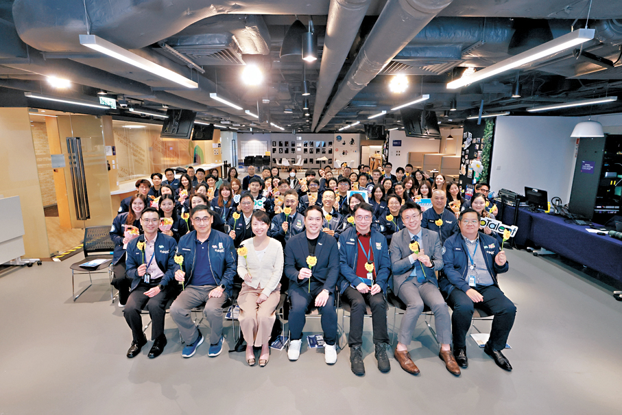 ●黃嘉恩（前排右一）等嘉賓與實習生出席InnoTalent 冬季實習計劃結業禮。 受訪者供圖