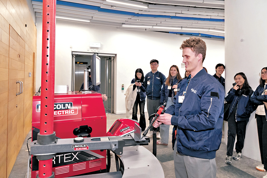 ●Rohnan到訪灣區內地城市的智能化工廠。 受訪者供圖