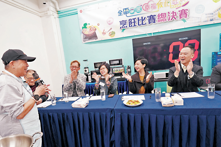 ●何永賢（右二）擔任「社區廚神比賽」評審之一。 何永賢Fb圖片