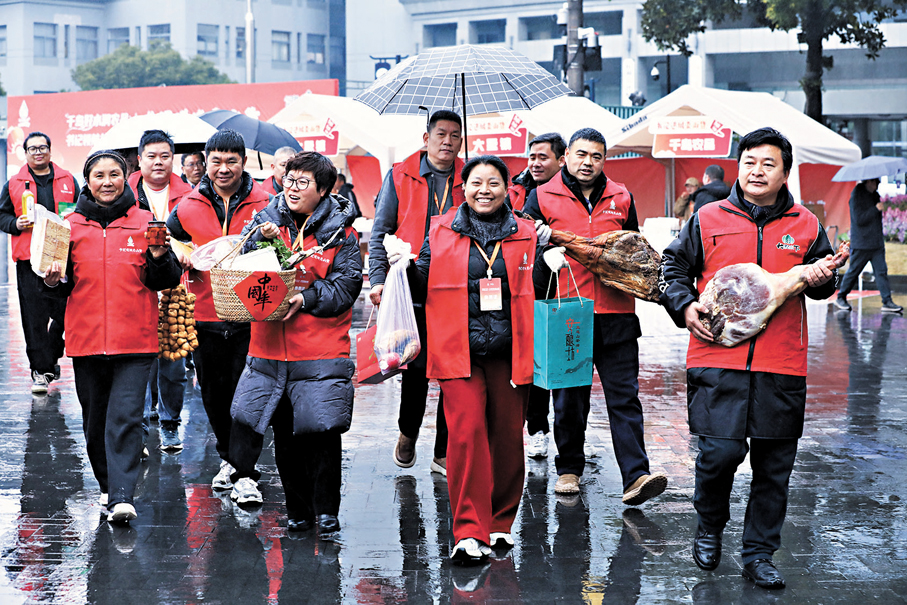●1月30日，杭州市淳安縣的基層幹部和新農人在農品市集現場拿着各自的農特產品向杭州市民推介。 新華社