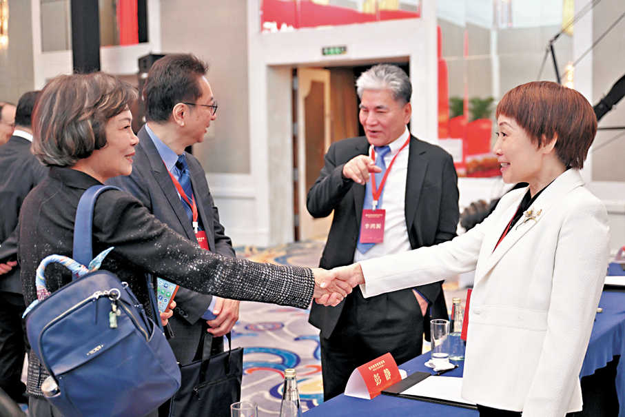 ●論壇以「兩岸交流合作前瞻」為主題，國共兩黨智庫人員及兩岸旅遊、工業、科技、醫療、環保等界別代表人士、專家學者100餘人出席。圖為與會嘉賓在會後握手致意。  中新社