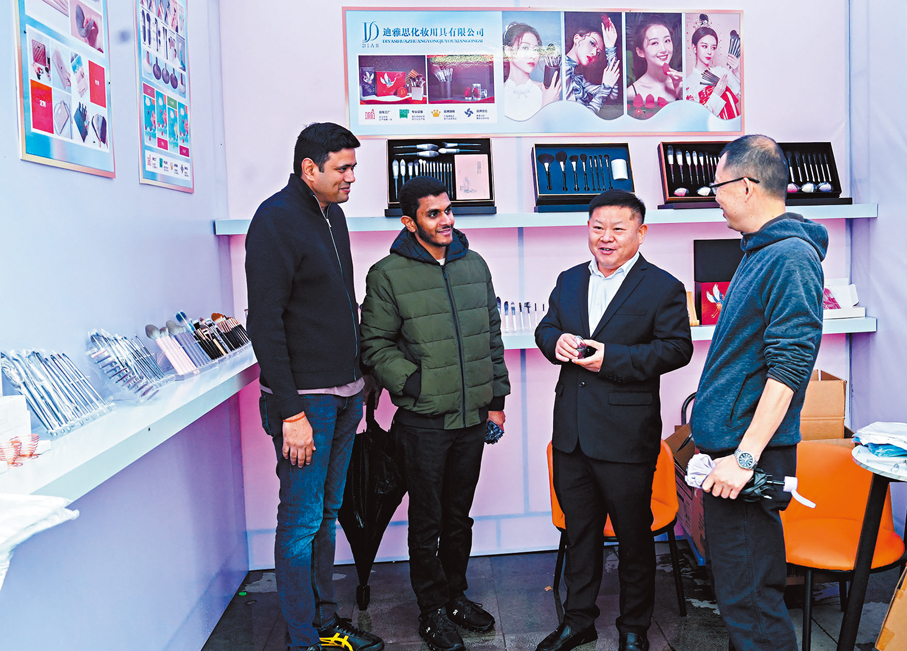 ●國外客商到河南鹿邑縣參加化妝刷展覽。    香港文匯報記者劉蕊  攝