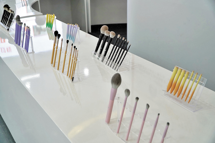 ●大方美業展出的化妝刷。 香港文匯報記者劉蕊  攝