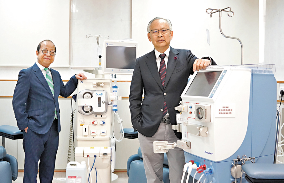 ●香港腎臟基金會主席雷兆輝醫生（右）及副主席王偉民致力於做好基金會的各項工作。  香港文匯報記者曾興偉 攝