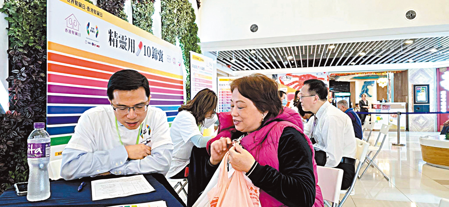 ●醫護人員走入社區，為市民普及腎臟知識，提供用藥諮詢。 香港腎臟基金會供圖