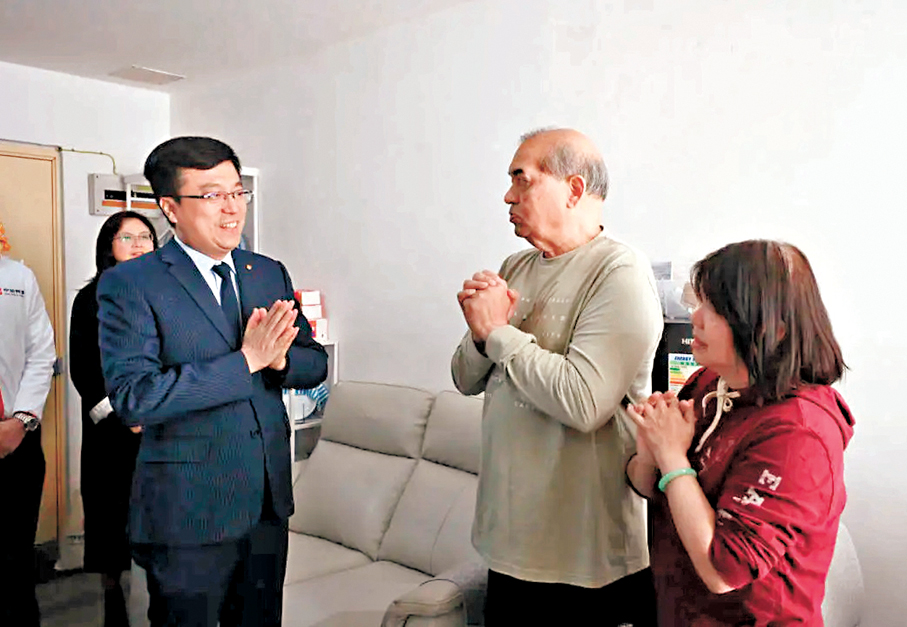 ●中海物業義工隊探訪宏福苑受災居民。 中海物業港澳公司圖片