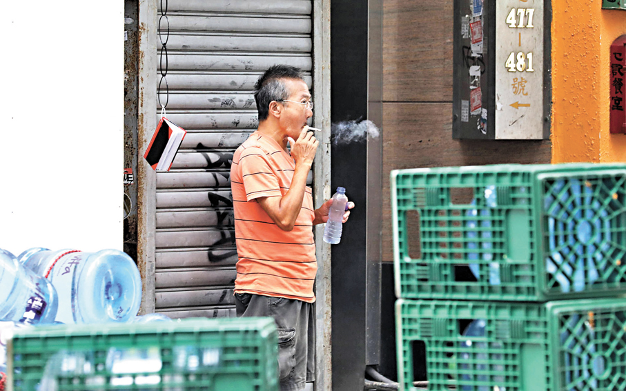 ●政府修訂地盤吸煙的罰則安排。圖為街頭吸煙的煙民。 資料圖片