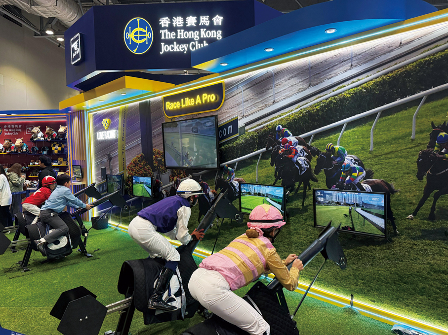 ▲馬會在盛典場內設互動攤位，入場人士可透過VR虛擬實境體驗策騎樂趣。