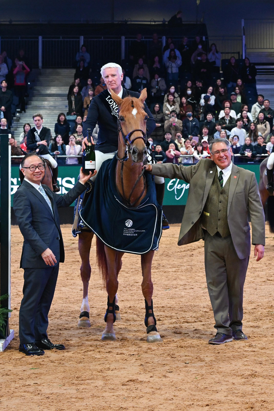 ▲馬會主席廖長江（左）與身兼馬會副主席的浪琴香港國際馬術盛典主席及中國香港馬術總會會長黃嘉純（右），頒獎予「浪琴大獎賽」的法國騎手Roger Yves Bost。
