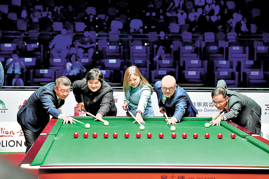 ●文化體育及旅遊局局長羅淑佩（中）與中國香港桌球總會主席羅永聰（右一）主持開球禮。