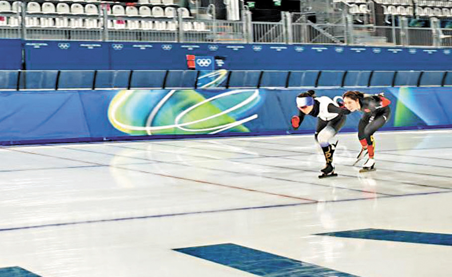 ●韓梅（右）和高木美帆在米蘭速滑館訓練。  新華社