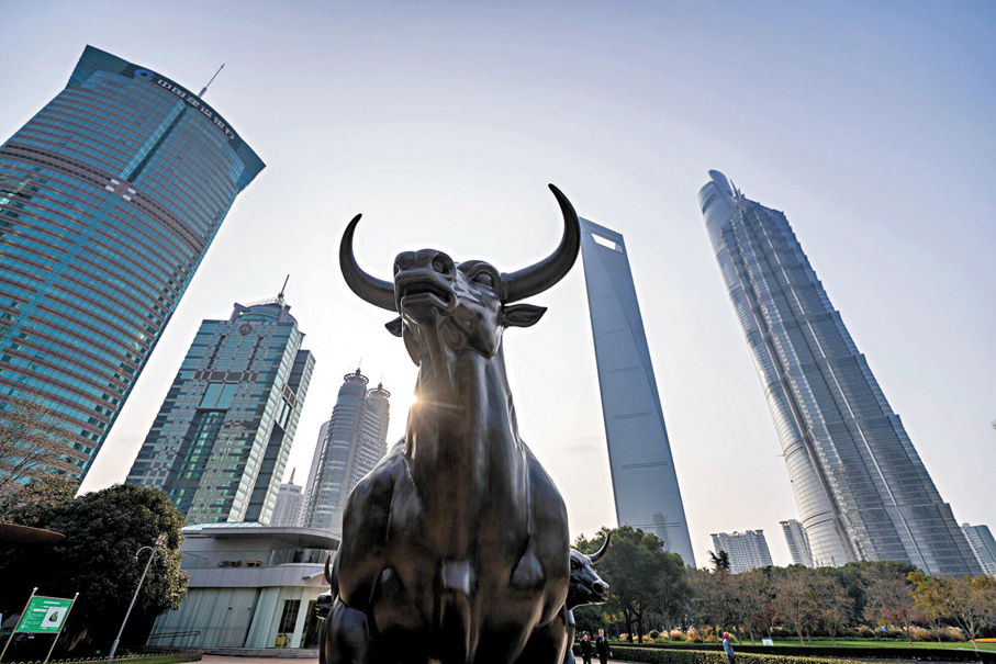 ●1月A股迎來開年放量行情，機構指2月有望繼續展開春季行情下半場。圖為上海陸家嘴銅牛雕塑。 資料圖片