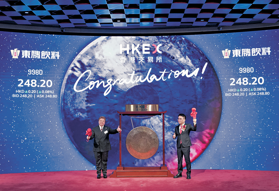 ●東鵬飲料集團董事長林木勤（右）和品牌代言人韓紅昨日共同敲鑼上市。    中新社