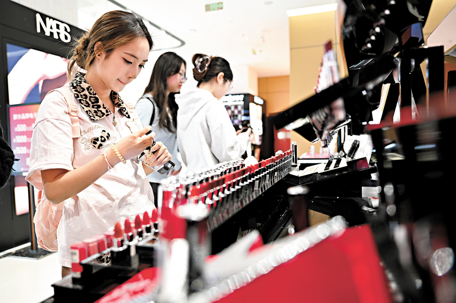 ●有分析指出，中國經濟增長的挑戰主要來自於其結構性轉型，需要提高消費在其經濟中的比重。圖為海口免稅店。 新華社