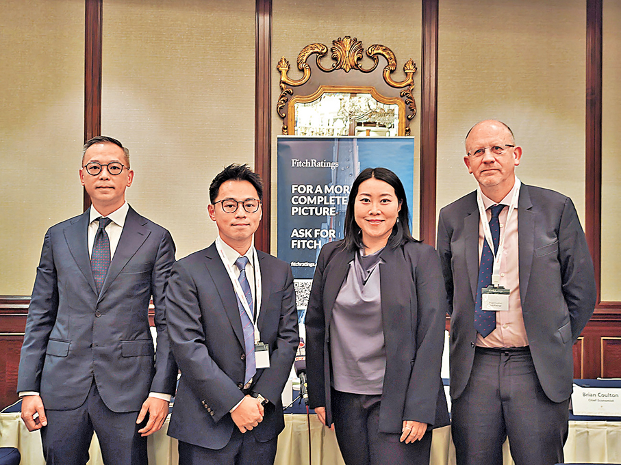 ●金泰倫（左二）指出，房企債務違約蔓延風險有望降低。 香港文匯報記者黃安琪 攝