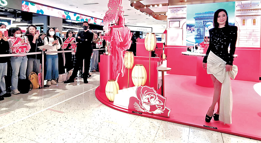 ●昨日雖然是平日，但不少粉絲亦前來支持。  香港文匯報記者梁靜儀 攝