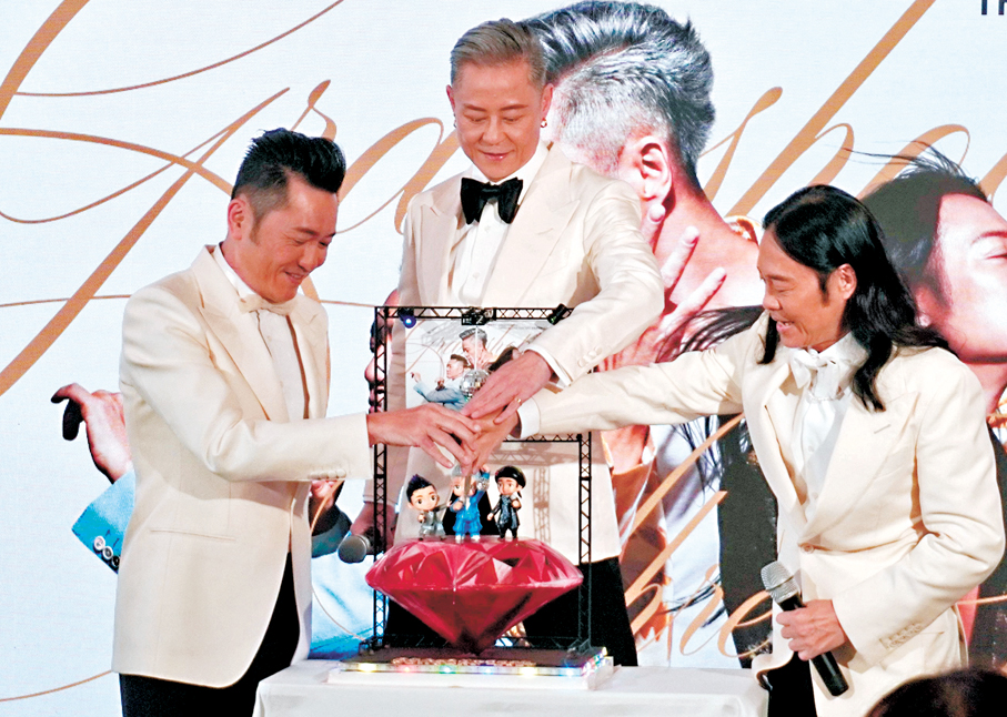 ●草蜢三子在台上切蛋糕。  香港文匯報記者子棠 攝