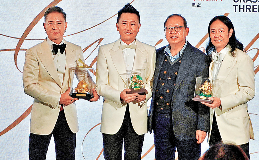 ●草蜢獲老闆贈金器。   香港文匯報記者子棠 攝