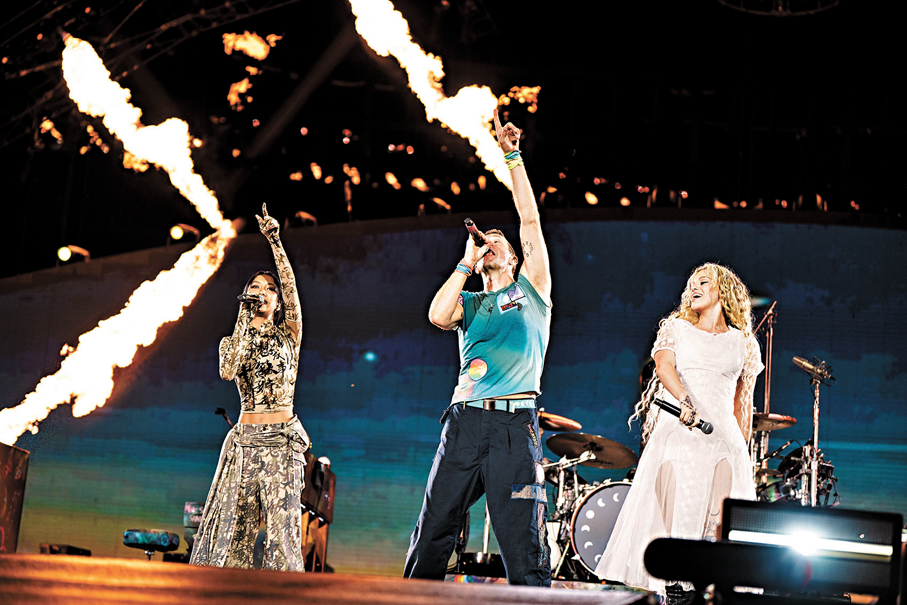 ●Marf（左）跟Coldplay樂隊主音Chris Martin（中）及歌手Elyanna合唱《We Pray》。   資料圖片