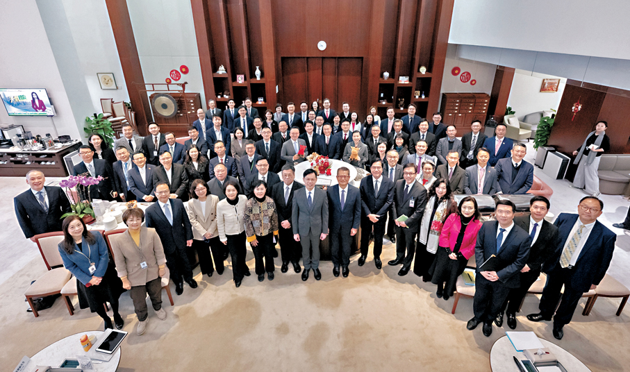 ●新一屆立法會首次前廳交流會務實互動交流、促進良政善治。圖為參與交流會的官員議員合影。 政府新聞處供圖