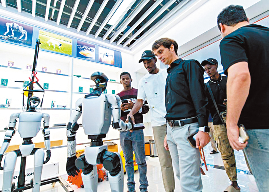 ●義烏是「中國看世界、世界看中國」的重要國際貿易窗口。圖為早前外籍客商在義烏全球數貿中心與機器人互動。 新華社