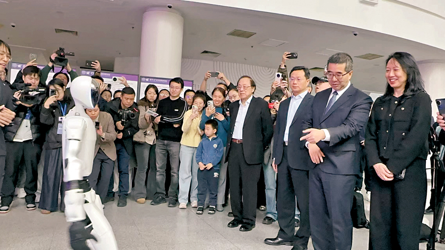 ●中國國民黨副主席蕭旭岑一行4日下午到訪清華大學，現場觀看了精彩的機器人表演。 香港文匯報記者蘇雨潤  攝