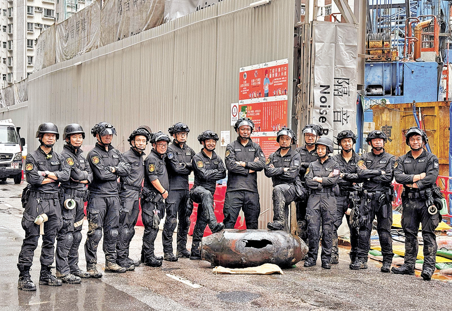 ●2025年9月19日，鰂魚涌濱海街地盤發現一枚千磅歷史遺留的戰前炸彈，香港特區警務處爆炸品處理課人員在嚴密防護及精準操作下，歷時約10小時圓滿結束，成功保障香港市民的生命財產。   資料圖片