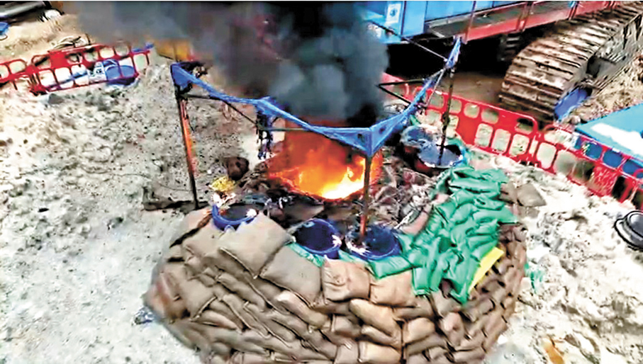 ●爆炸品處理課人員利用低溫燒燃的方法，銷毀彈體內的TNT炸藥。 資料圖片