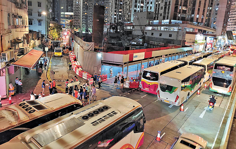 ●李展超表示，在原地處理時，將市民生命財產安全放在首要位置，務求把公眾的危險減至最低。圖為民政事務處晚上安排旅遊巴接載鰂魚涌居民離開。 資料圖片