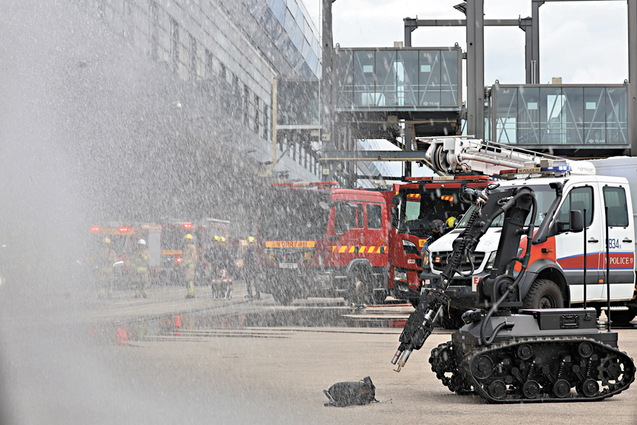 ●香港警隊與內地合作研製的拆彈機械人，性能較已退役的外國製「威霸龍」更勝一籌。 資料圖片