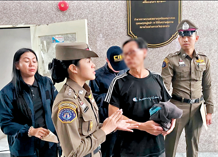 ●泰國警方拘捕港人逃犯（右二）。 《泰國日報》圖片