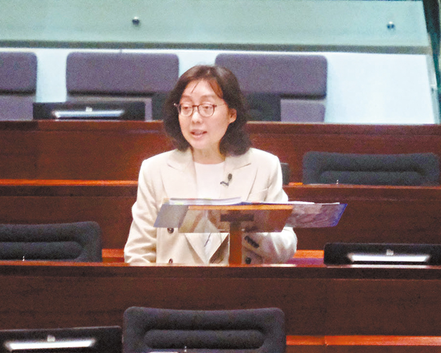 ●發展局局長甯漢豪昨日出席立法會會議。    香港文匯報記者涂穴  攝