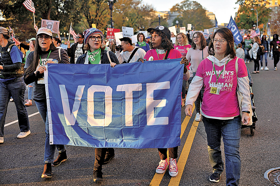 ●共和黨中期選舉選情吃緊，特朗普加大力度炮轟現行選舉制度。圖為上屆大選的民主黨支持者。 資料圖片