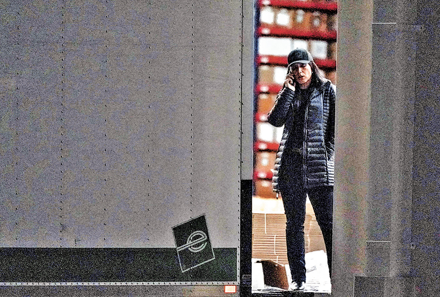 ●加巴德用自己手機致電特朗普。 路透社