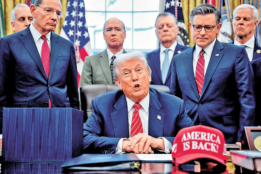 ●特朗普在共和黨人見證下簽署撥款法案。 彭博社