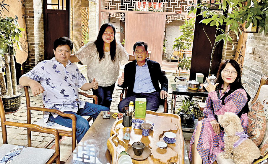 ●作者與（右二起）郁南鄉賢莫禮楨、蓮子、莫燕波合影。 作者供圖