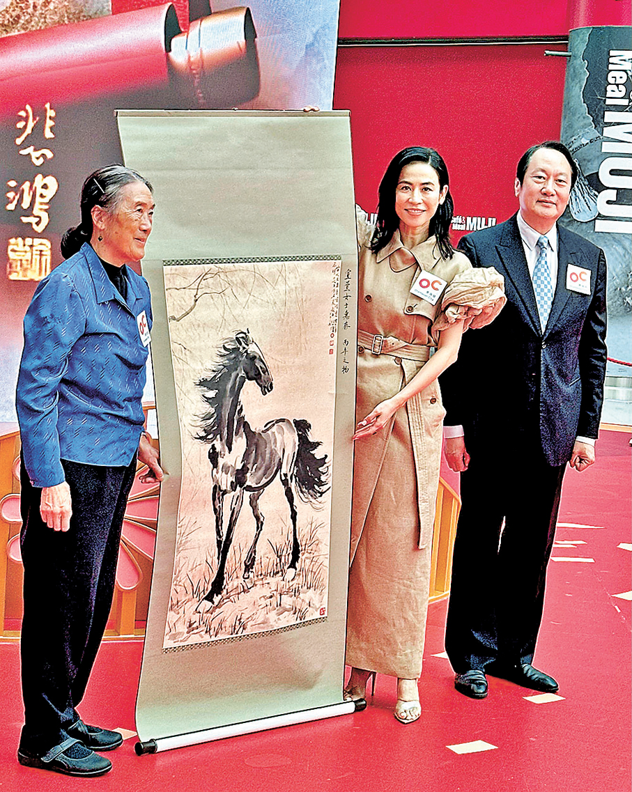 ●宣萱獲贈徐悲鴻《立馬》版畫。    香港文匯報記者子棠  攝