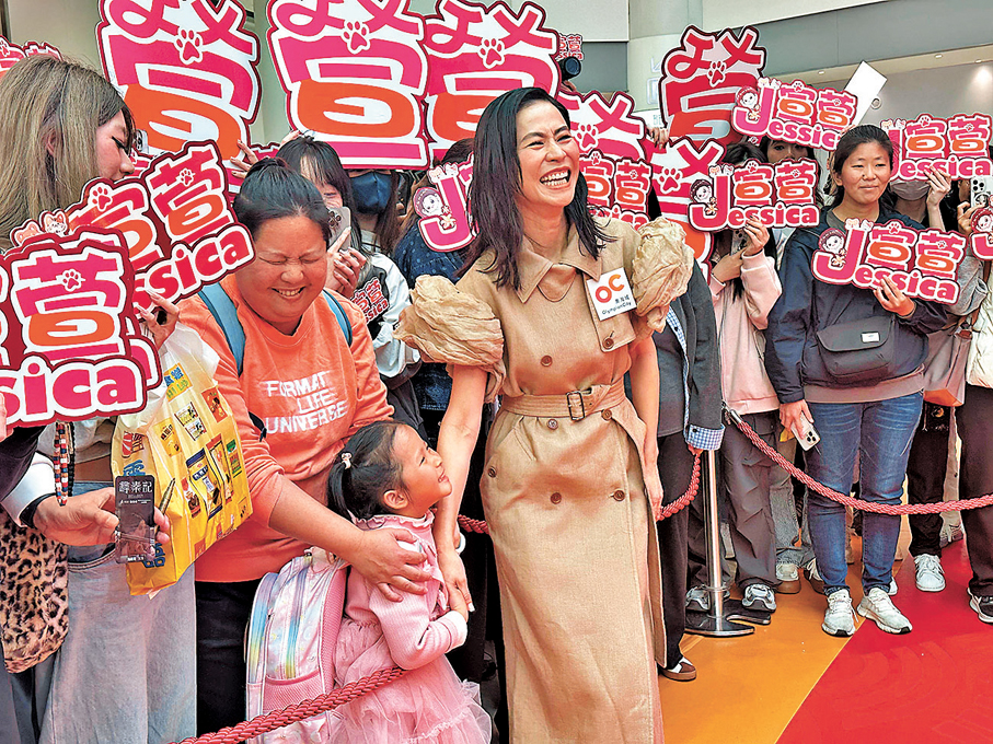 ●宣萱被小妹妹的舉動逗得笑逐顏開。  香港文匯報記者子棠  攝